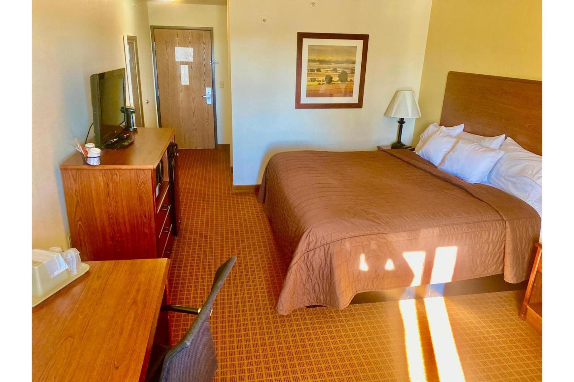 Park View Inn & Suites Hoisington Near Great Bend Extérieur photo