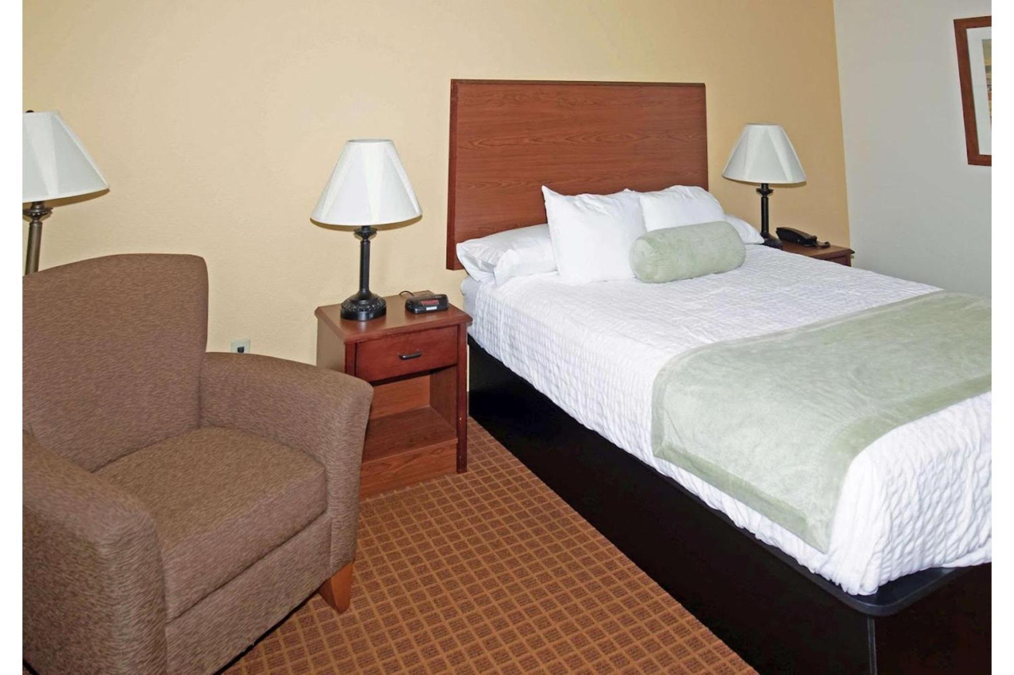 Park View Inn & Suites Hoisington Near Great Bend Extérieur photo