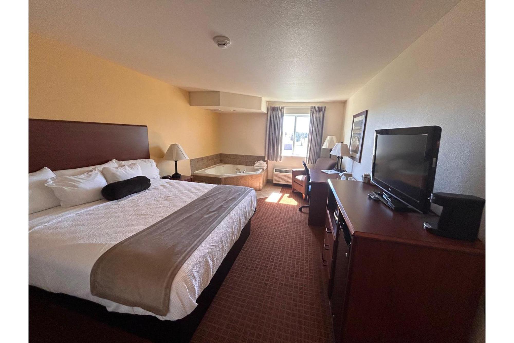 Park View Inn & Suites Hoisington Near Great Bend Extérieur photo
