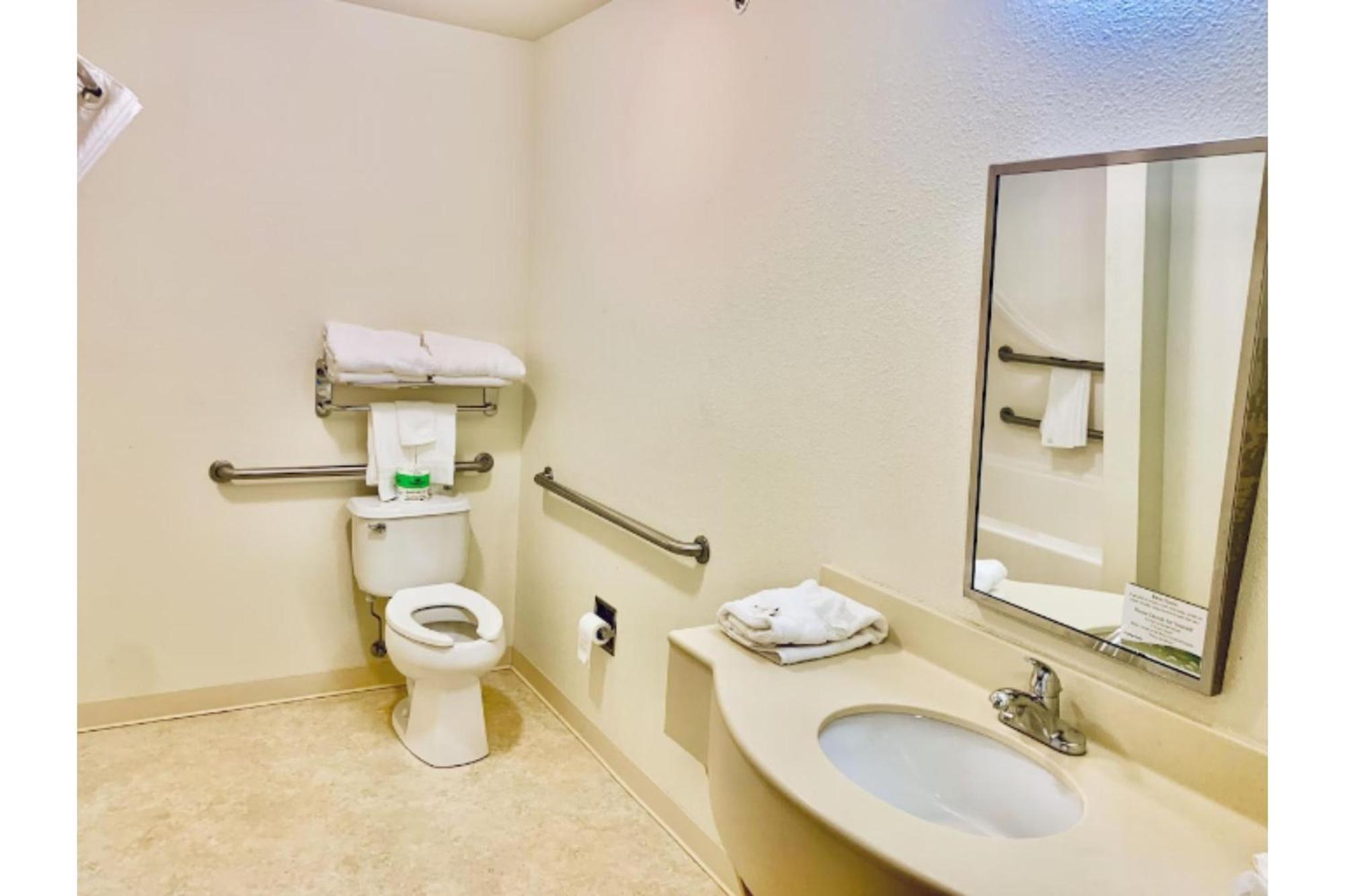 Park View Inn & Suites Hoisington Near Great Bend Extérieur photo