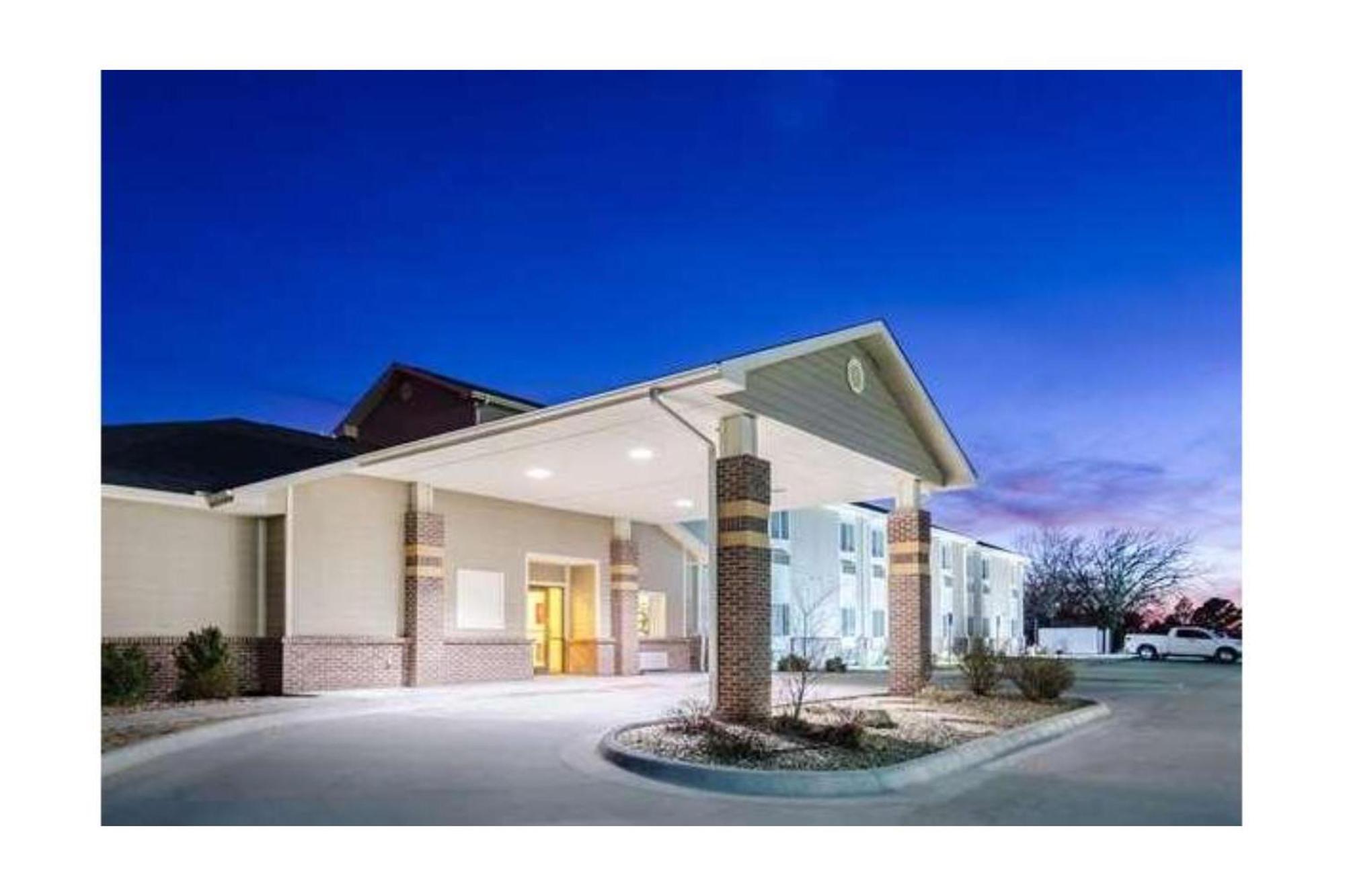 Park View Inn & Suites Hoisington Near Great Bend Extérieur photo