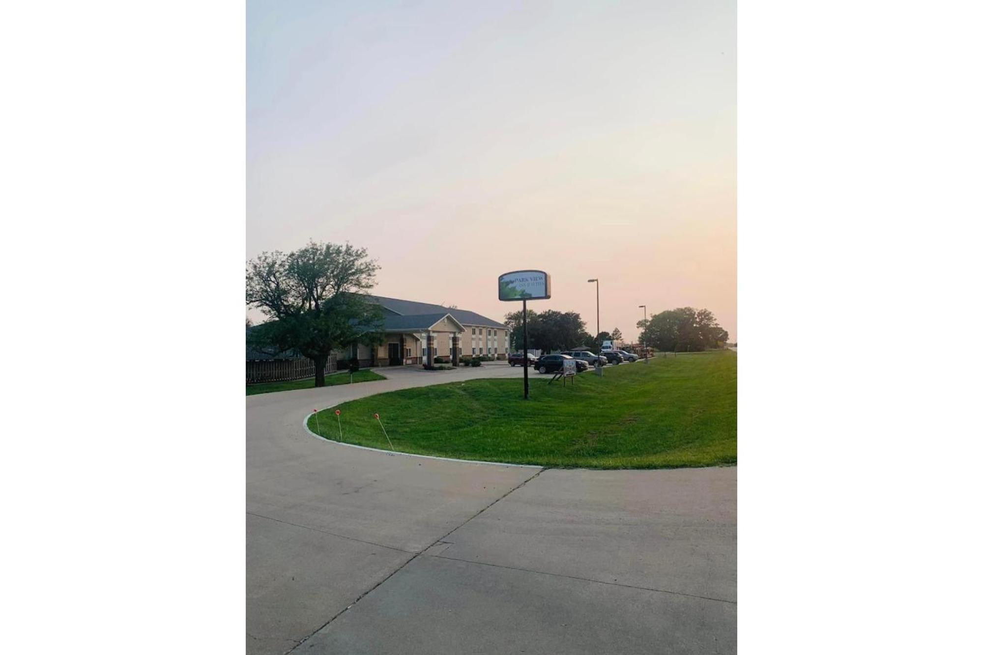 Park View Inn & Suites Hoisington Near Great Bend Extérieur photo