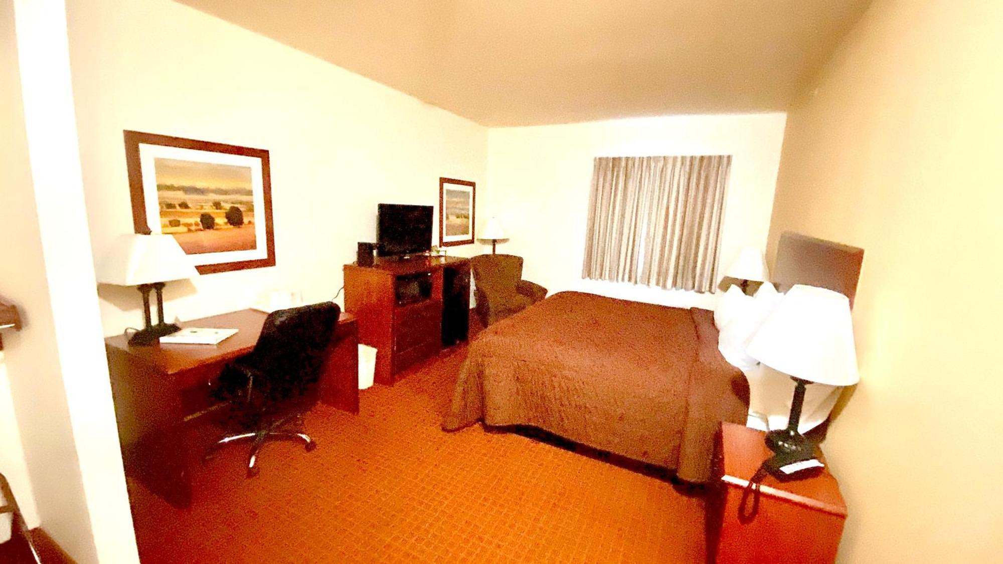 Park View Inn & Suites Hoisington Near Great Bend Extérieur photo